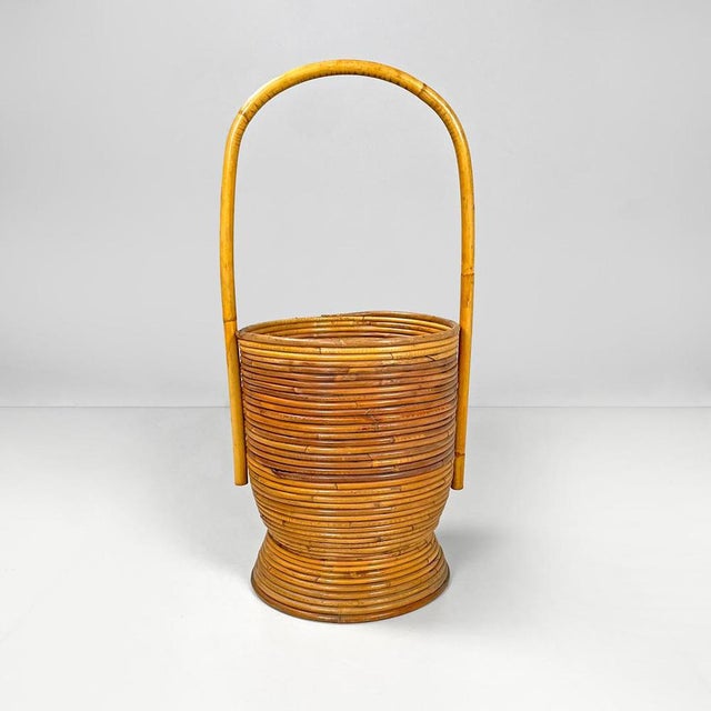 Italian mid-century modern round rattan umbrella stand with handle, 1960s Umbrella stand with a round base entirely in...