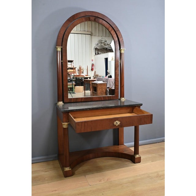 Superb Empire dressing table in mahogany and burl mahogany veneer with a large rectangular swivel mirror with arch at the...