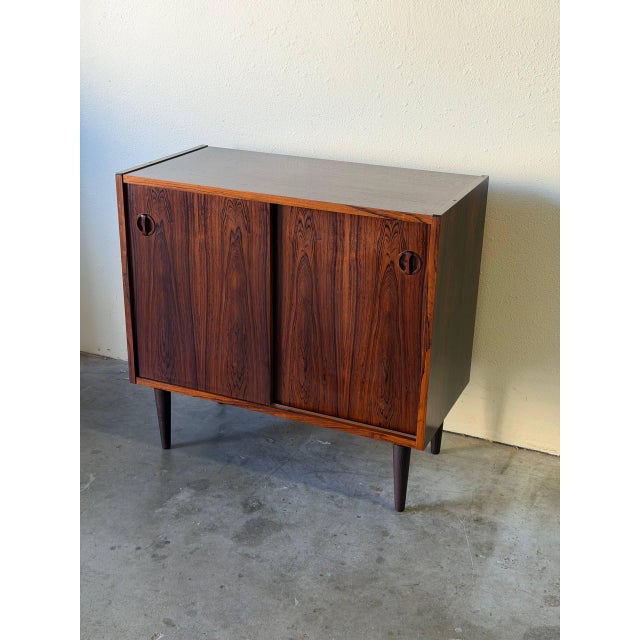 Mid-Century Modern Vintage Danish Sliding Door Cabinet / Mid-Century Rosewood Credenza – C. 1960s For Sale - Image 3 of 9