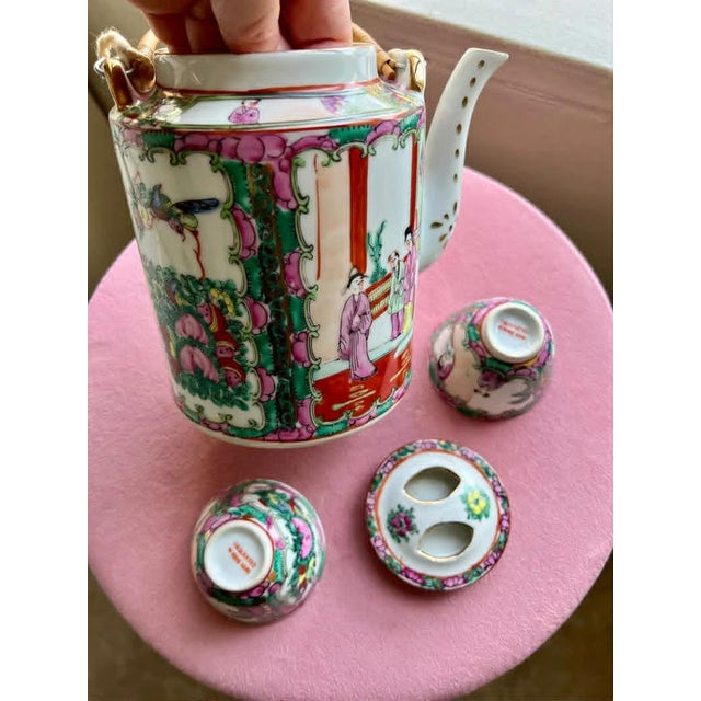 1940s Rose Medallion Chinese Woven Tea Basket With 2 Cups & a Teapot, Antique For Sale - Image 5 of 10