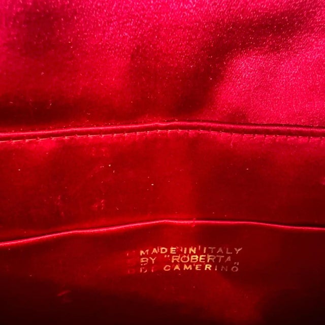 This elegant, authentic 1970s Roberta di Camerino clutch bag is a piece of Italian luxury history, showcasing the...
