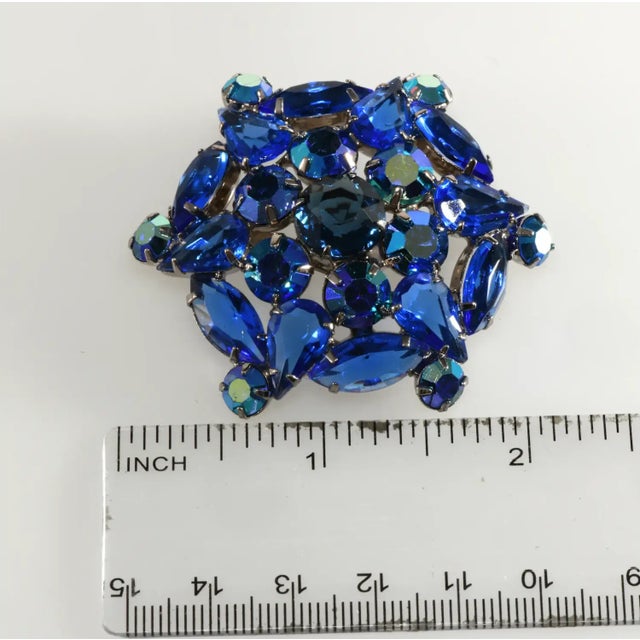 Abstract 1960s Vintage Brooch Blue Rhinestones in Silver-Plated Metal For Sale - Image 3 of 3