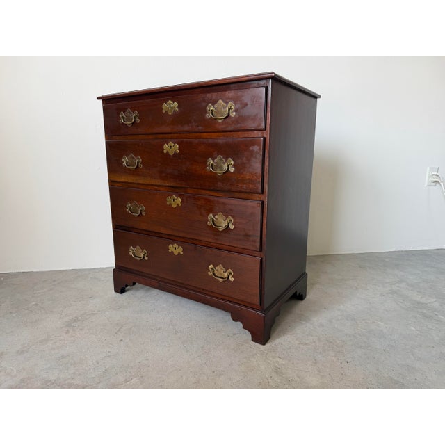 1970s Vintage Georgian Chippendale Style Solid Mahogany Four-Drawer Nightstand / Bachelor’s Chest For Sale - Image 5 of 12