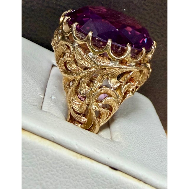 Modern 15 Carat Round Amethyst Cocktail Ring in 18 Karat Yellow Gold, 13.4 Gm For Sale - Image 3 of 8
