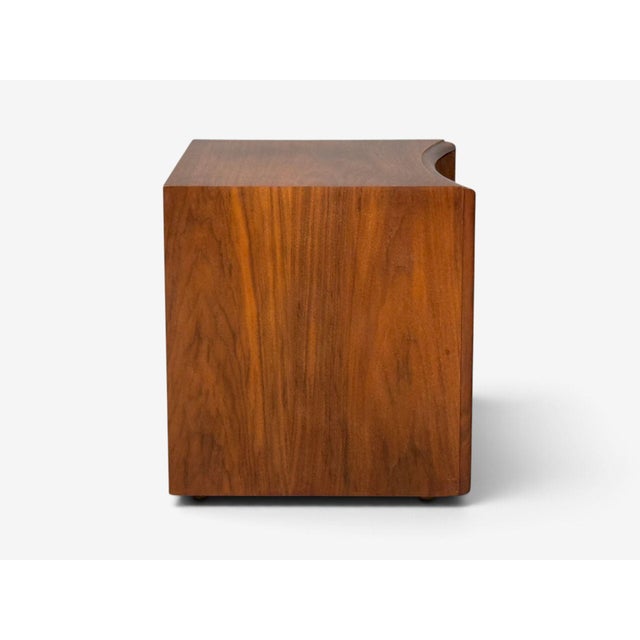 Brown Paul Frankl, John Stuart, Concave Nightstands, Walnut, Brass, Usa, 1950s For Sale - Image 8 of 16