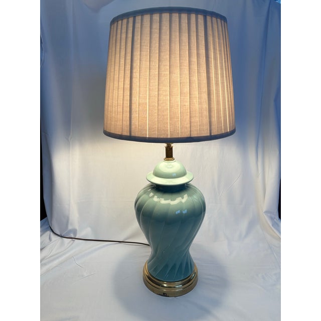 Vintage Chinese Celadon Green Ginger Jar Table Lamp, MCM Hollywood Regency Postmodern Brass Base With Finial For Sale - Image 12 of 12