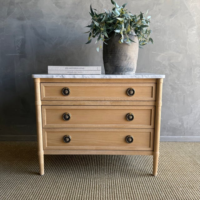 Size 32" W x 18" D x 26" H Leg Height 5.5" / Drawer Size 26.5" x 12.75" x 4.5" Soft close drawers A timeless white oak...