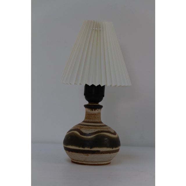 Small Danish Modern Brown Ceramic Table Lamp by Jette Hellerøe, 1960s For Sale - Image 11 of 17