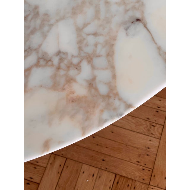 2000 - 2009 Attributed to Knoll Saarinen Pedestal Dining Table With Calacatta Marble Top For Sale - Image 5 of 7