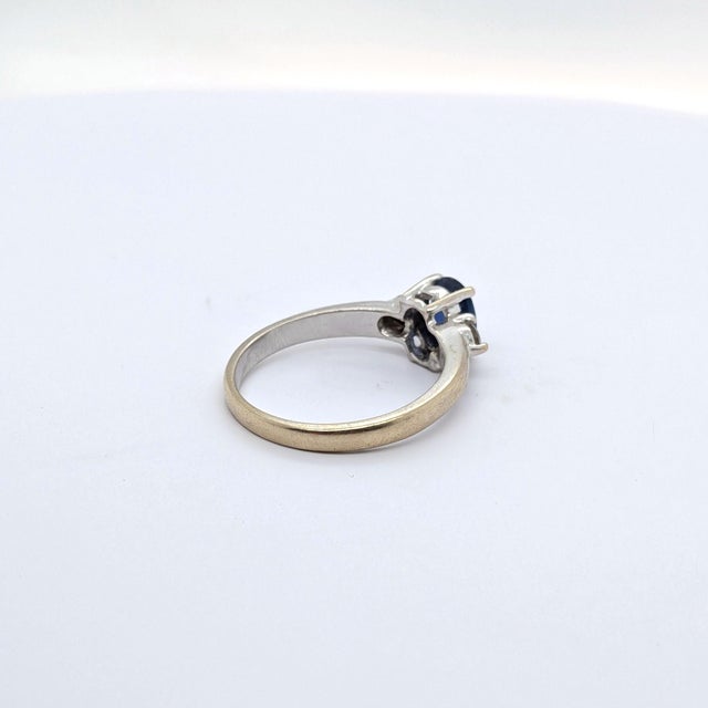 Late 20th Century Three-Stone Blue Oval Gia Sapphire & Diamond Ring in 18k White Gold - Size 6.75 For Sale In Phoenix - Image 6 of 8