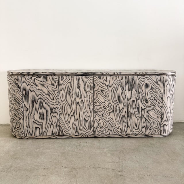 Postmodern Vintage 1980s Ettore Sottsass Alpi Veneer Credenza – Postmodern Italian Memphis Buffet Sideboard, Attributed For Sale - Image 3 of 10