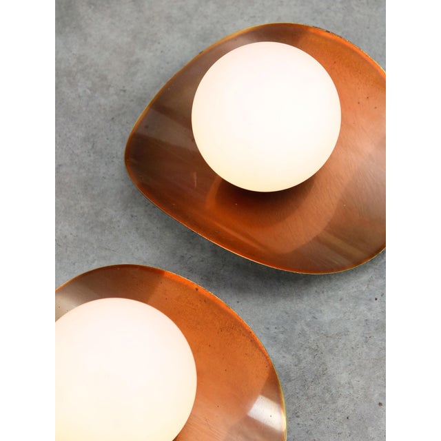 You can choose between a short cable that connects directly to the wall behind the lamp (15cm by default) or a longer...