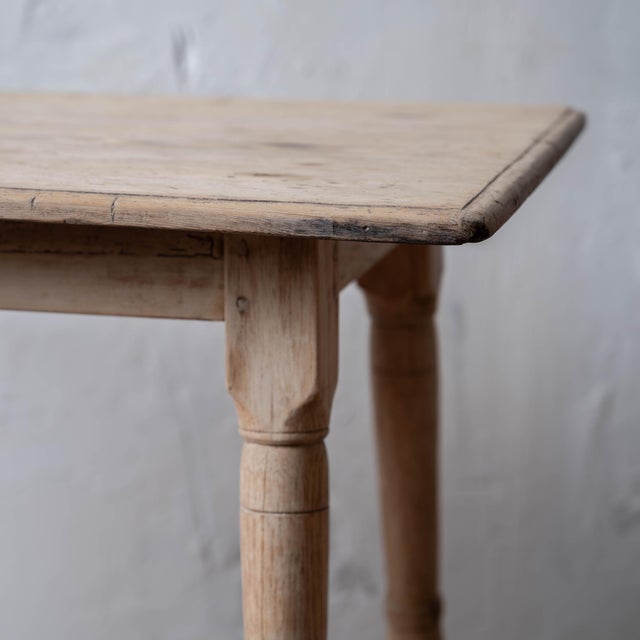 Tan American Tavern Table, 18th Century For Sale - Image 8 of 14