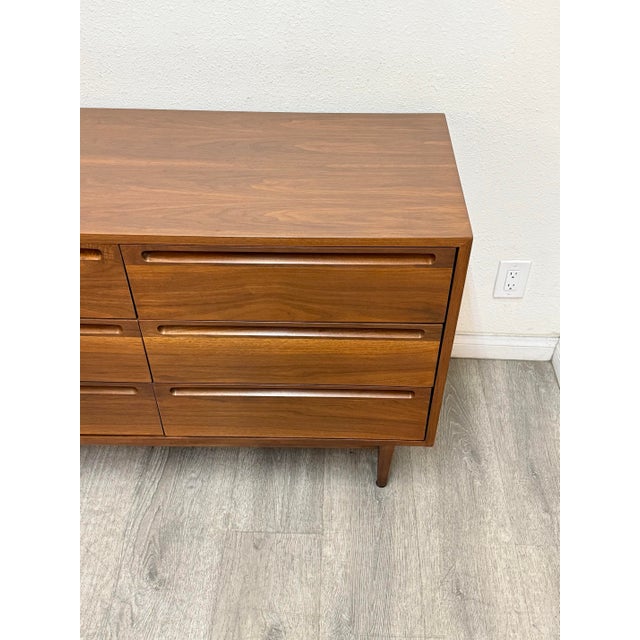 Mid-Century Modern Mid Century Modern Dresser For Sale - Image 3 of 9
