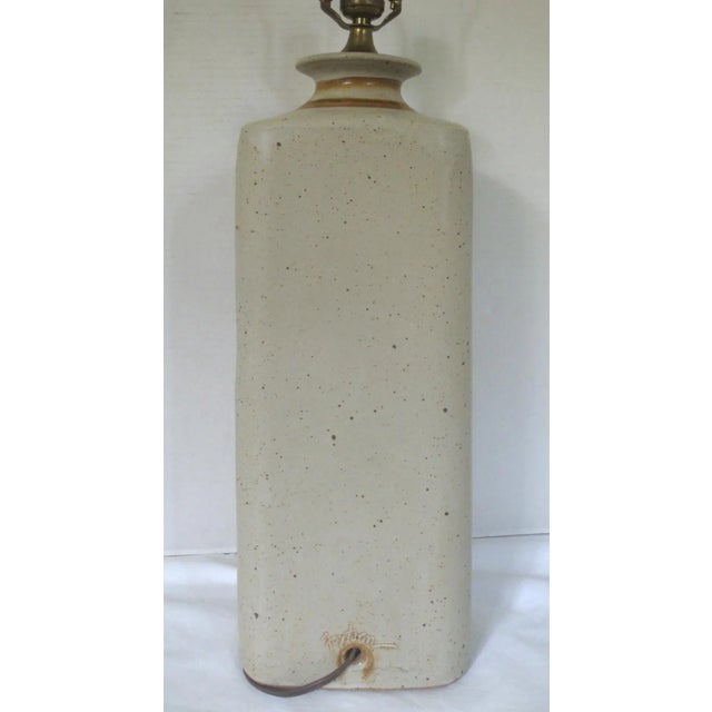 Tan Chuck DeWolfe Mid-Century Clay Studio Pottery Lamp For Sale - Image 8 of 9
