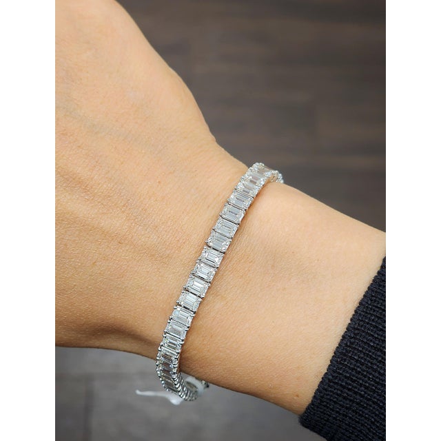 Modern 15.05 Ct Emerald Cut Diamond Tennis Bracelet For Sale - Image 3 of 8