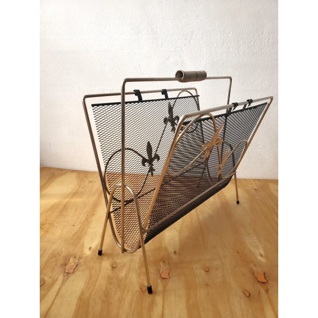 Mid-Century Modern 1960s Mid Century Steel Mesh Magazine Rack with Fleur De Lis Motif For Sale - Image 3 of 11