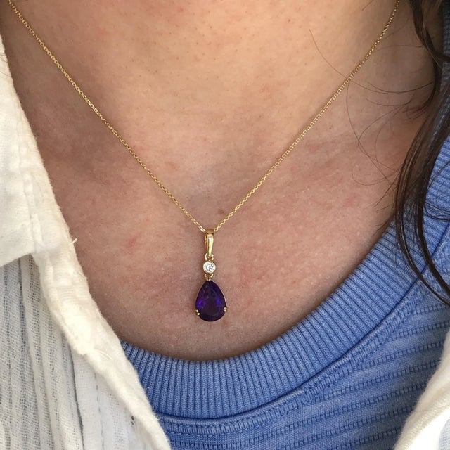Modern 2.4ct Amethyst Pendant with a Natural Diamond in Solid 14k Yellow Gold Pear 11x8mm For Sale - Image 3 of 6