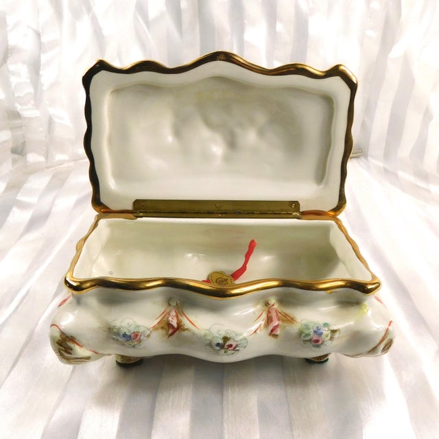English 1930s Capodiamonte Large Hinged Lid Trinket Dish For Sale - Image 3 of 8