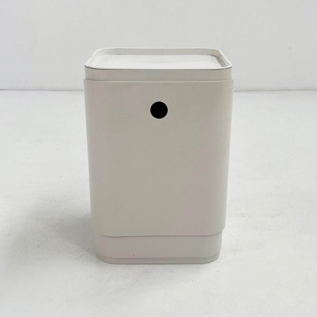 White Laundry Bin by Anna Castelli for Kartell, 1970s, in Good conditions. Designed 1970 to 1979 This piece has an...