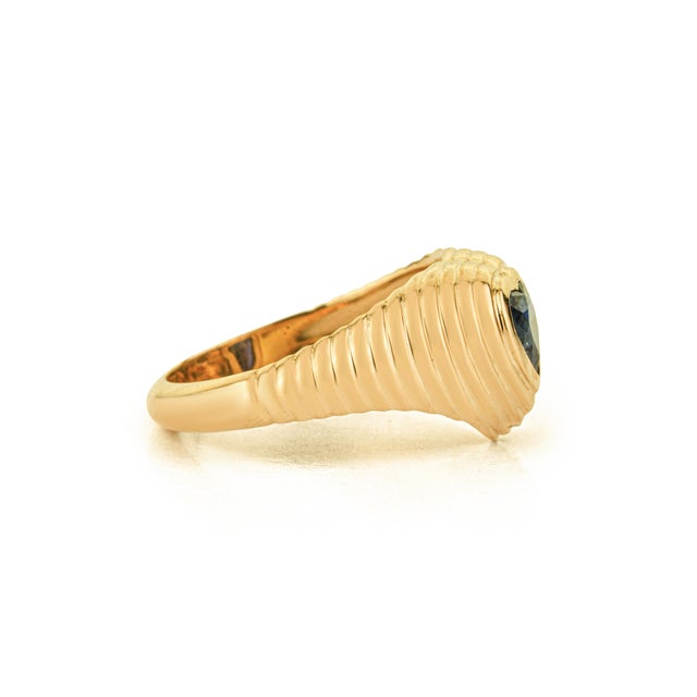 14k Gold Fluted Vintage Dome Ring Size 4 With Heart-Cut Blue Sapphire For Sale - Image 9 of 18