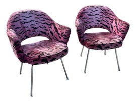 Example of Eero Saarinen Office Chairs