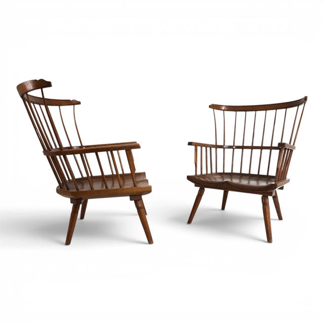 This exceptional pair of Windsor lounge chairs combines the centuries-old English tradition of the Windsor chair with the...