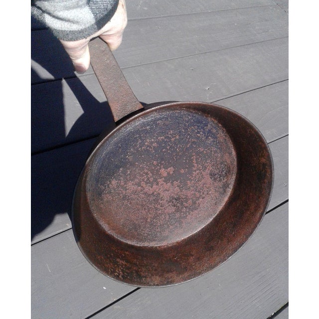 Black Antique Heavy Cast Iron 3 Legged Hearth Spider Skillet With Long Handle 1850s For Sale - Image 8 of 12