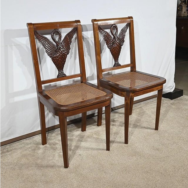 Each of these two massive mahogany chairs consists of a large framing base, with rounded front angles. This supervision is...