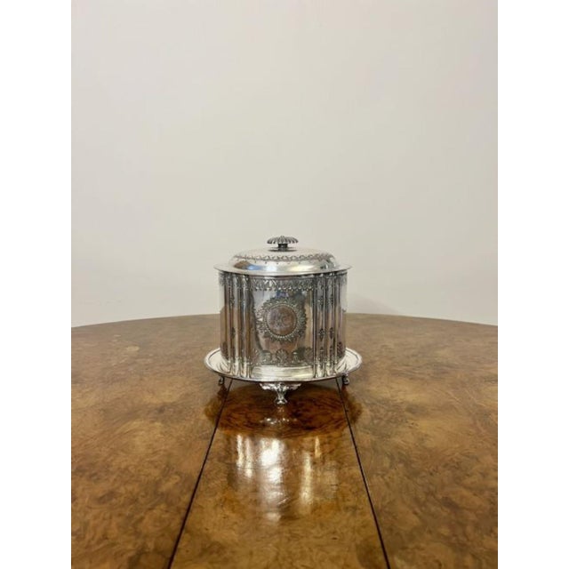 Stunning antique Victorian silver plated biscuit barrel having a quality antique Victorian silver plated biscuit barrel...
