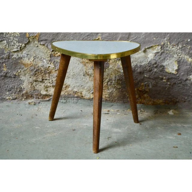 A vintage accessory par excellence, these mini-tables come directly from the 1950s and 60s! Plant holder, vintage bedside...