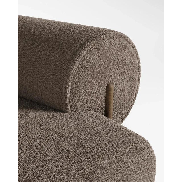 Underpinned by a minimalist and sophistication aesthetic of clean lines.