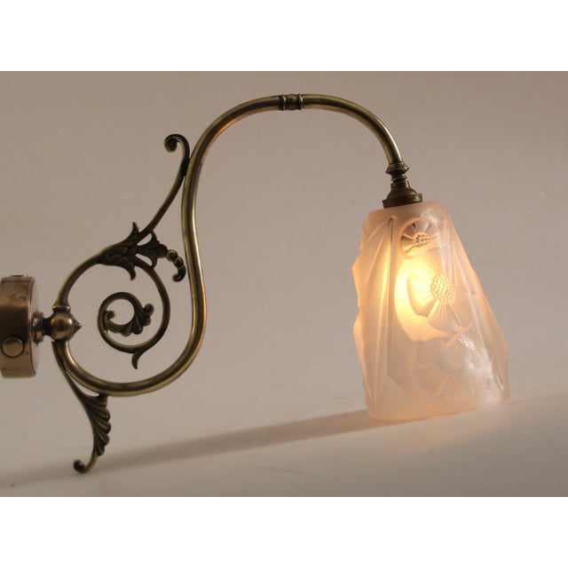 Art Deco wall lamp with brass bracket and etched glass shade featuring an Art Deco motif. Signed "Hubens". Very good...