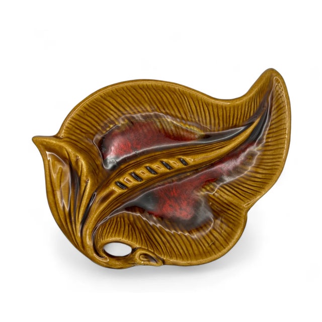 Add a touch of nature-inspired elegance to your home with this exquisite vintage leaf-shaped ceramic ashtray. Its vibrant...