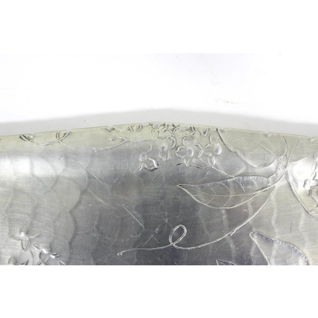 1960s Vintage Wendell August Forge Dogwood Mid-Century Modern Hammered Aluminum Drinks Tray For Sale - Image 5 of 10