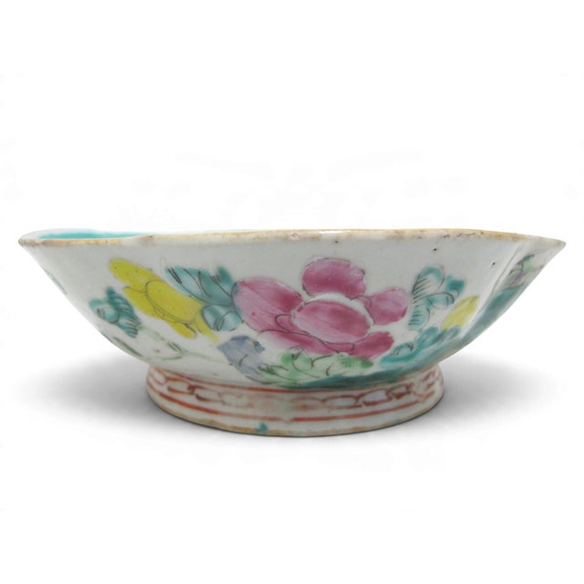 Chinese Nyonya Ware Famille Rose Porcelain Turquoise Flower Scallop Rim Bowl For Sale - Image 9 of 9