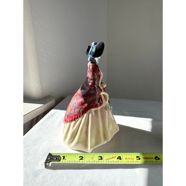 Vintage Royal Doulton Figurine ~ “Paisley Shawl” ~ Hn 1988 For Sale - Image 10 of 11