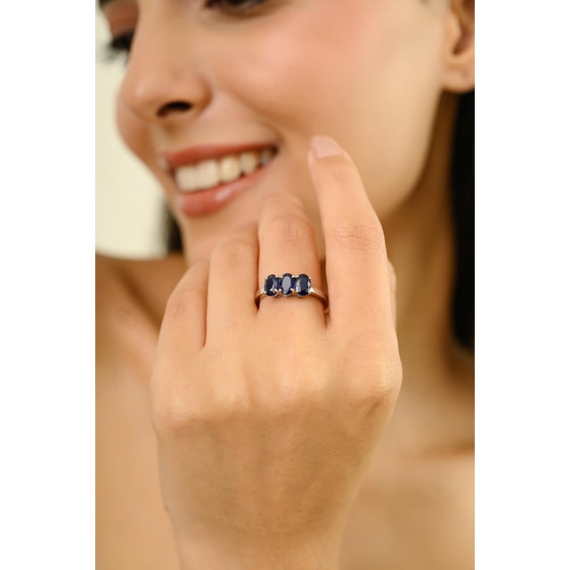 Metal Modern 2 Carat Oval Cut Deep Blue Sapphire Three Stone Ring in 14k White Gold Size 7 For Sale - Image 7 of 15