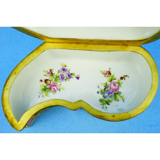 Porcelain Snuffbox Jewelry Box by Edme Samson Manufacturing, Sevres, 19th Century For Sale - Image 13 of 18