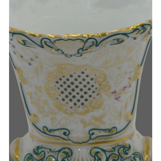 Early 20th Century Antique Old-Paris Vieux-Paris Porcelain Hand Painted Gilded Floral Bouquet Fan-Shaped Vase For Sale - Image 5 of 10