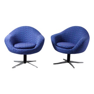 Blue Swivel Chair on Chrome Legs, 1970s For Sale