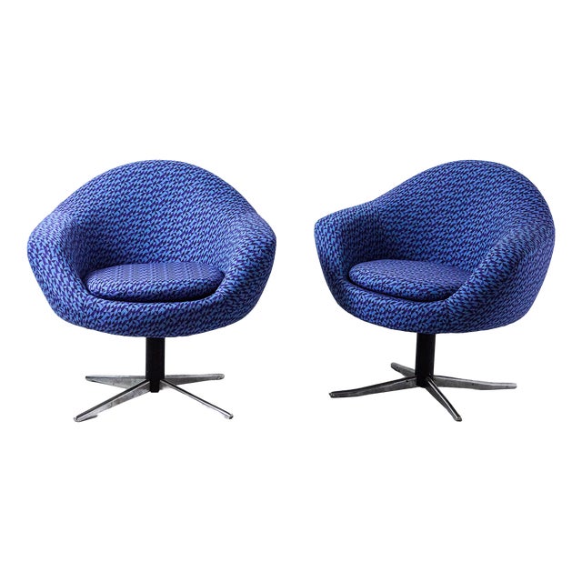 Blue Swivel Chair on Chrome Legs, 1970s For Sale