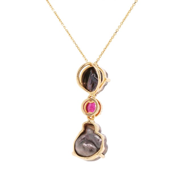 Contemporary Natural Tahitian Pearl and Ruby 14ct Yellow Gold Pendant - Fei Liu For Sale - Image 3 of 8