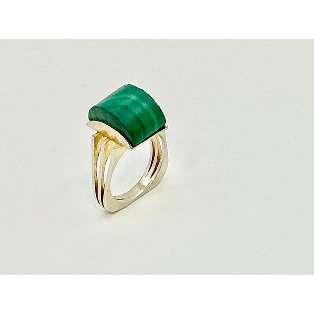 Emerald 1980s Vintage Art Deco Boho Chic Sterling Silver & Malachite Cocktail Ring, Size 7. For Sale - Image 8 of 11