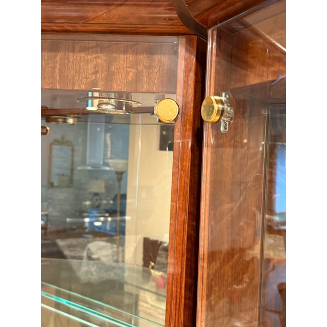 Henredon Set of 2 Cherry Wood Vitrine Illuminated Display Cabinets Book Matched Pair For Sale - Image 6 of 18