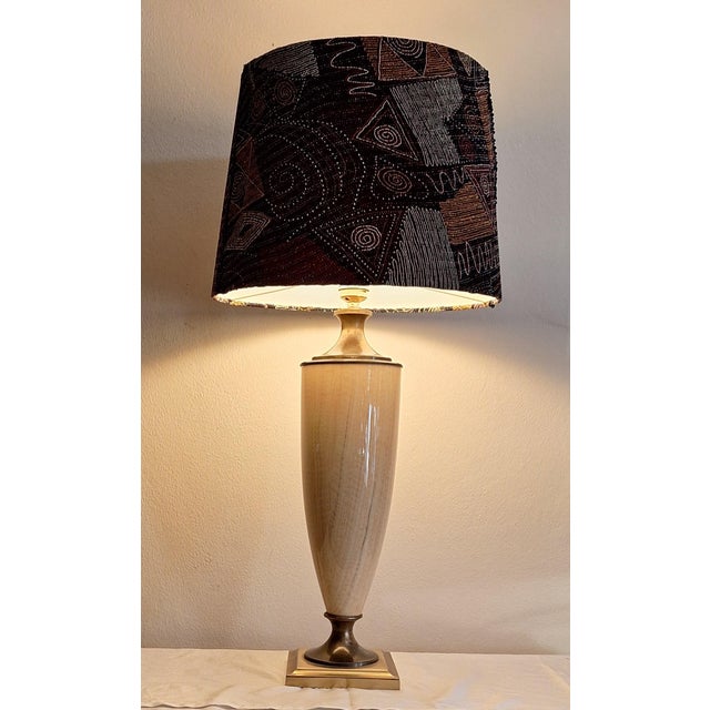 1970s Vintage French Table Lamp with Beige Marbled Ceramic Base in Brass Mount and Fabric by Le Dauphin, 1970s For Sale - Image 5 of 11