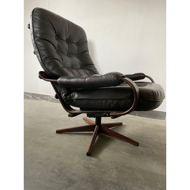 1970s Scandinavian Black Leather Swivel Lounge Chair with Bentwood Frame, 1970s For Sale - Image 5 of 10