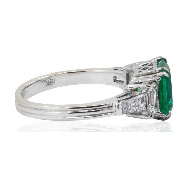 Contemporary Colombian Emerald Ring For Sale - Image 3 of 5