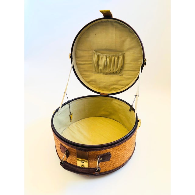 Mid 20th Century Vintage Circular Wicker and Leather Suitcase - Vintage Luggage, Travel Bag For Sale - Image 5 of 16