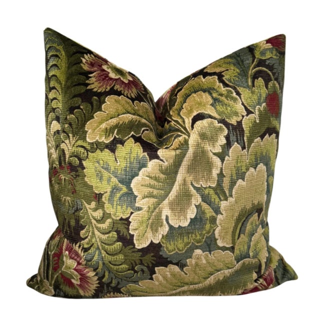 Between garden gates and stone walls, the floral majesty of Chelsea breathes life into delicate pinwale velvet with a...